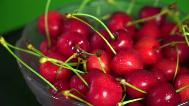 Cerejas frescas girando em prato — Vídeo de Stock