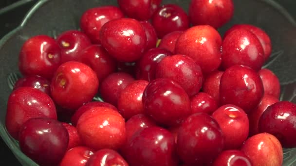 Cerejas frescas girando em prato — Vídeo de Stock