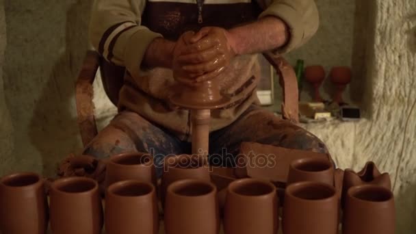 El alfarero hace una olla de arcilla húmeda, artesanías hechas a mano en Capadocia — Vídeo de stock