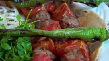 Türkçe ve Arapça geleneksel Ramazan kuzu eti şiş kebap sunumu soğan, bulgur, domates, maydanoz, lavaş ve marul üzerine rustik beyaz tahta arka plan ile. Dönen atış.