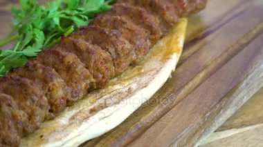 Lezzetli geleneksel Türk ve Arap Ramazan sıcak et köfte. Adana kebap uzun, geniş demir şiş monte ve bir açık mangal ızgara el kıyma kebabı dolu ile yanan kömür. Dönen atış.