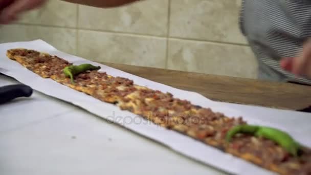 Türkisches und arabisches traditionelles Ramadanbrot in Scheiben geschnitten etli ekmek (pide oder lahmacun) vom Koch zubereitet. — Stockvideo