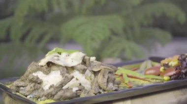 Sığır eti, pirinç, mozzarella peyniri ve sebze plaka üzerinde döndürme.