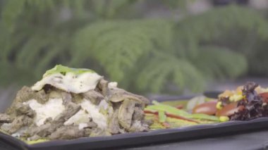 Sığır eti, pirinç, mozzarella peyniri ve sebze plaka üzerinde döndürme.