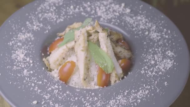 Курка, рис та овочі, що обертаються на тарілці . — стокове відео
