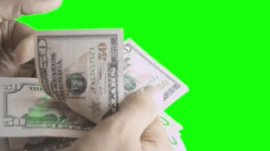 Adam sayım 50 dolar faturaları eller. Yakın çekim. İzole yeşil ekran arka planı.