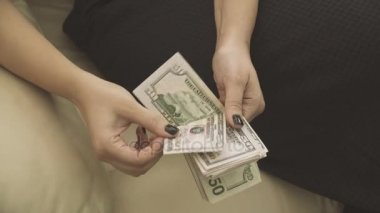 Sayım 50 dolar faturaları eller kadın. Yakın çekim. Dereceli renk