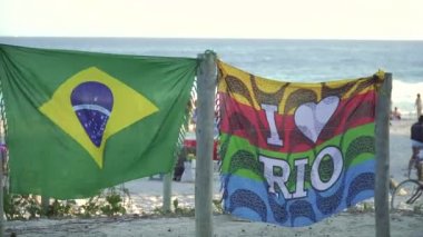 Rio De Janeiro, Brezilya - Ağustos 2017: Tasarlanmış Rio havlu salling Rio de Janeiro Plajı'nda Brezilya bayrağı ve ben seviyorum.