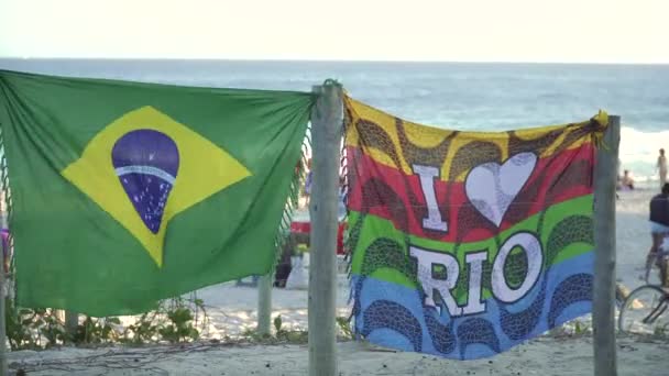 Rio De Janeiro, Brezilya - Ağustos 2017: Tasarlanmış Rio havlu salling Rio de Janeiro Plajı'nda Brezilya bayrağı ve ben seviyorum. — Stok video