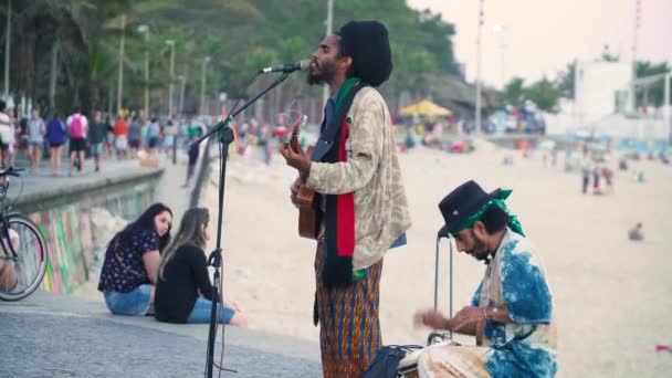 RIO DE JANEIRO, BRASILE - AGOSTO 2017: I musicisti di strada si esibiscono nella spiaggia di Copacabana . — Video Stock