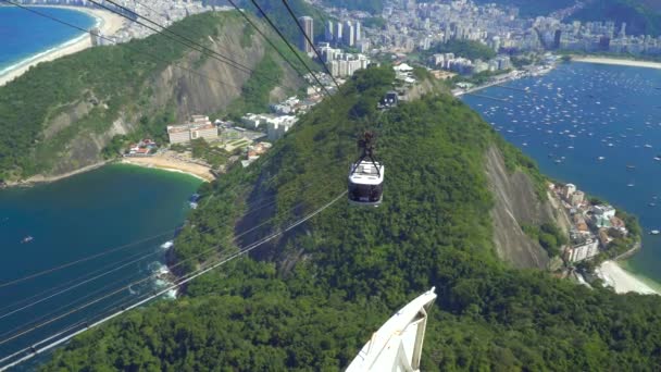 RIO DE JANEIRO, BRASIL - AGOSTO 2017: Teleférico viajando en Sugar Loaf Mountain . — Vídeo de stock