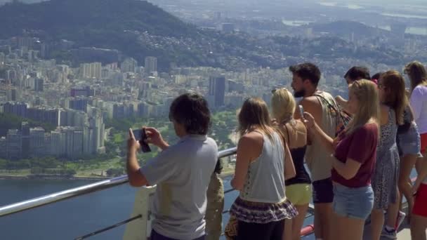 RIO DE JANEIRO, BRÉSIL - AOÛT 2017 : Les touristes de Sugar Loaf Mountain profitent de la belle vue sur la ville de Rio de Janeiro . — Video