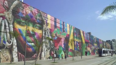 Rio De Janeiro, Brezilya - Ağustos 2017: Graffiti resim şehir Rio de Janeiro ve sağ tren.