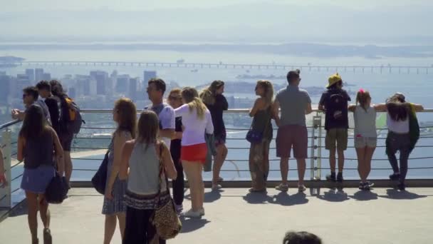 RIO DE JANEIRO, BRASIL - AGOSTO 2017: Los turistas de Sugar Loaf Mountain disfrutan de la hermosa vista de la ciudad de Río de Janeiro . — Vídeos de Stock