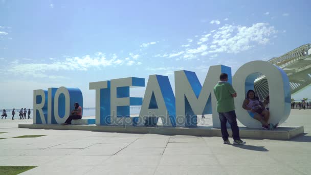 Rio De Janeiro, Brazílie - srpen 2017: Slogan "Rio, Eu Te Amo" titul před zítřka muzeum (Museu do Amanh), Maua náměstí. Turistické fotografování lidí. — Stock video