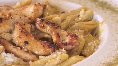 Makarna tavuk ve peynir ile yakın çekim.