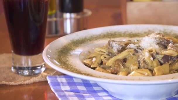 Pasta con ternera, pollo, verduras y queso de cerca . — Vídeos de Stock