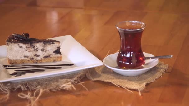 Chá preto turco com bolo de chocolate — Vídeo de Stock
