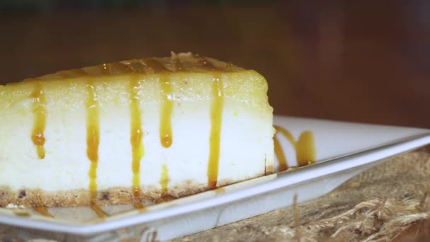 Кусок вкусного домашнего лимонного чизкейка на тарелке. — стоковое видео