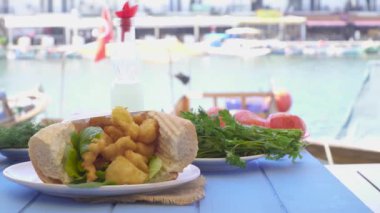 Fast food, ızgara balık burger sandviç. Izmir Foça Türkiye.