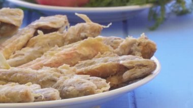 Kızarmış küçük tabak roka ve limon ile kırmızı Kefal balık, görünümü kapatın.