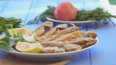 Kızarmış küçük tabak roka ve limon ile kırmızı Kefal balık, görünümü kapatın.