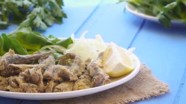Limon ve roka ile Türk kırmızı Tava. Fried hamsi görünümü kapatın.