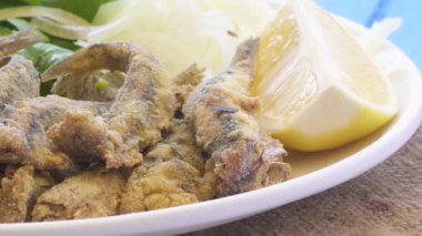 Limon ve roka ile Türk kırmızı Tava. Fried hamsi görünümü kapatın.