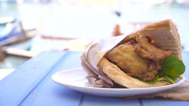 Стамбульский фаст-фуд, сэндвич с рыбным бургером . — стоковое видео
