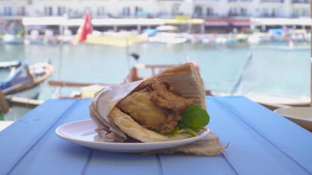 Rychlé občerstvení, grilované rybí burger sendvič. Izmir, Turecko Foca. — Stock video