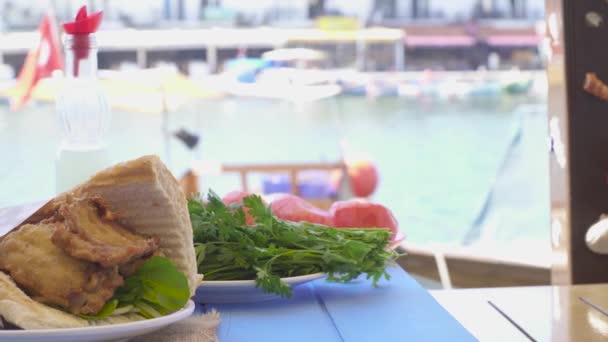 Fast food, panino con hamburger di pesce alla griglia. Izmir Foca Turchia . — Video Stock