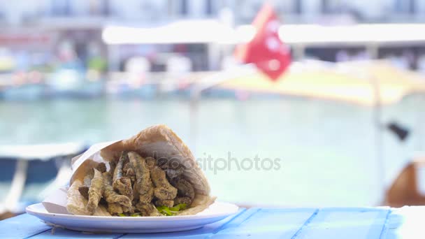 Fast food, gegrilde vis Hamburger sandwich. Izmir Foca Turkije. — Stockvideo