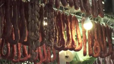 , Kasap et pazarı Mercado Belediye Paulistano Sao Paulo, Brezilya asılı kurutulmuş Sosis füme.