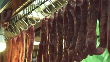 , Kasap et pazarı Mercado Belediye Paulistano Sao Paulo, Brezilya asılı kurutulmuş Sosis füme.