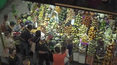 Sao Paulo, Brezilya - Ağustos 2017: insanlar içinde Belediye çarşı (Mercado belediye) greengrocery mağazasında alışveriş Sao Paulo, Brezilya