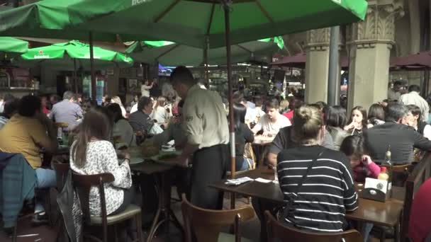 Sao paulo, brasilien - august 2017: essen auf dem städtischen markt (mercado municipal) in sao paulo. — Stockvideo