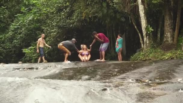 PARATY, RIO DE JANEIRO - BRASIL - AGOSTO, 2017: Pessoas desfrutando em uma cachoeira. Deslizando sobre rochas e água . — Vídeo de Stock