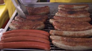 Frankfurt bölgesindeki pişirme taze sosis ızgara üzerinde kapat.