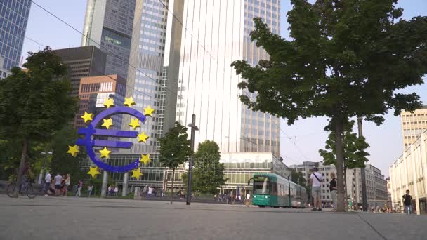 Frankfurt Alemania Agosto 2017 Euro Money Sign City Train Frankfurt — Vídeo de stock