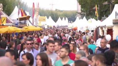 Frankfurt, Almanya, Ağustos 2017, kalabalık insan ile dere yan sokak Festivali yürüyüş. Ağır çekim.