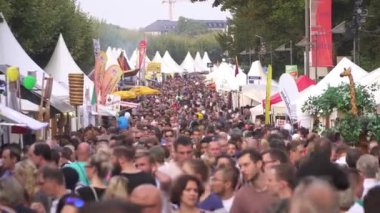 Frankfurt, Almanya, Ağustos 2017, kalabalık insan ile dere yan sokak Festivali yürüyüş.