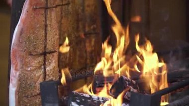 Asmak Balık Pişirme ile kaba tuz ızgara. Ahşap ateş ve alev kapatın.