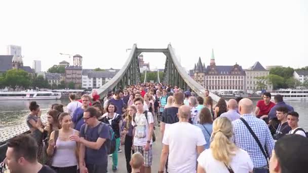 法兰克福 2017年8月 人群中的人在桥上走在街头的节日 — 图库视频影像