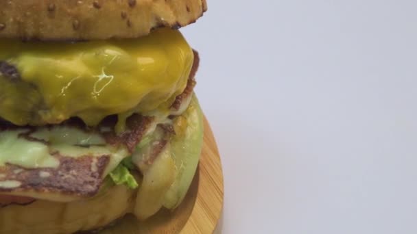 Hamburger Met Rundvlees Cheddar Witte Achtergrond — Stockvideo