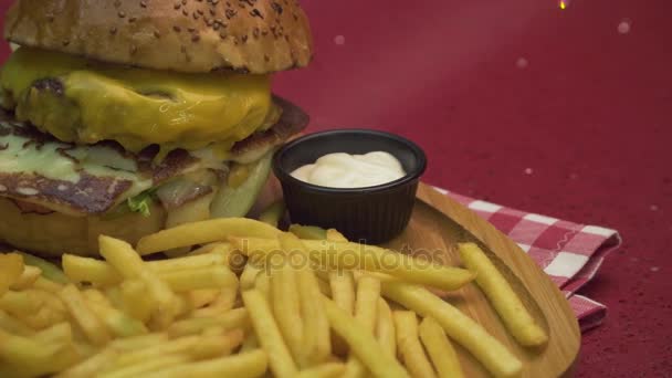 Hamburger Met Friet Uienringen Augurken Sauzen Hamburger Menu — Stockvideo