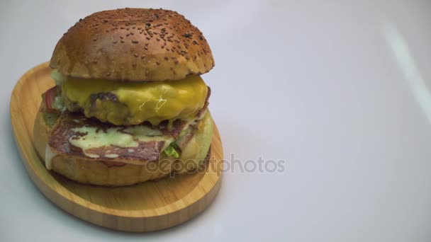 Hamburguesa Con Ternera Cheddar Sobre Fondo Blanco — Vídeos de Stock