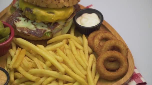 Burger Hranolky Cibulové Kroužky Nakládaná Zelenina Omáčky Hamburger Menu — Stock video