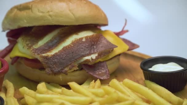 Hambúrguer Com Batatas Fritas Anéis Cebola Picles Molhos Menu Hambúrguer — Vídeo de Stock