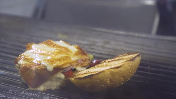Kumru Традиційні Турецькі Бутерброд Булочки Правило Сиром Помідорами Ковбаса Вуличної — стокове відео