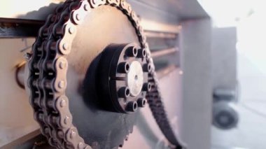Metal kasnak kemer ve gears dönüm zinciri ile. Yakın çekim. Ağır çekim